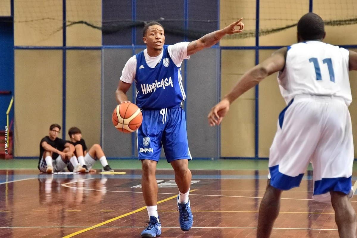 Wes Clark, a Brindisi dopo aver sfidato Ayton