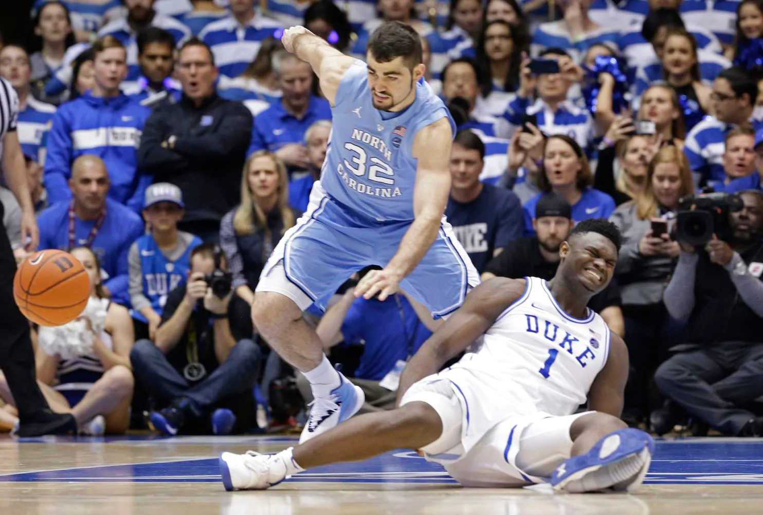 Zion si fa male e North Carolina batte Duke