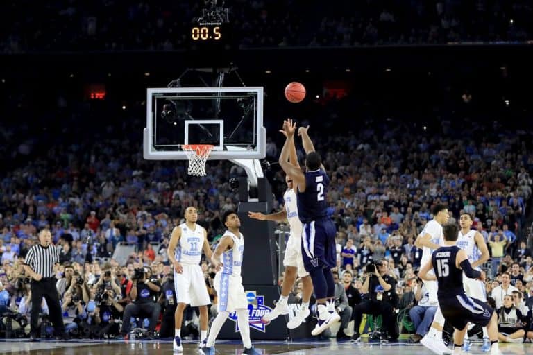 Tiro da tre Kris Jenkins guida