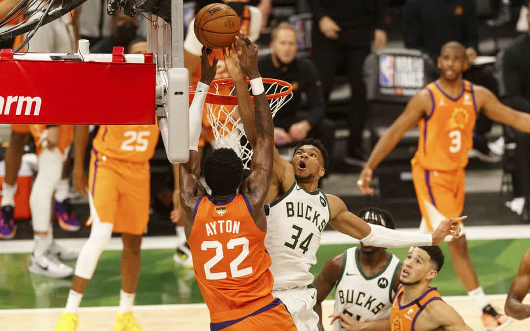 Giannis Antetokounmpo fa la storia: Finals in parità